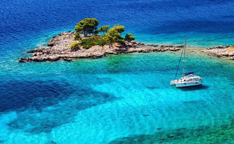 ヨーロッパ屈指の透明度を誇るクロアチアのビーチ 新婚旅行 ハネムーン予約 アニバーサリートラベル